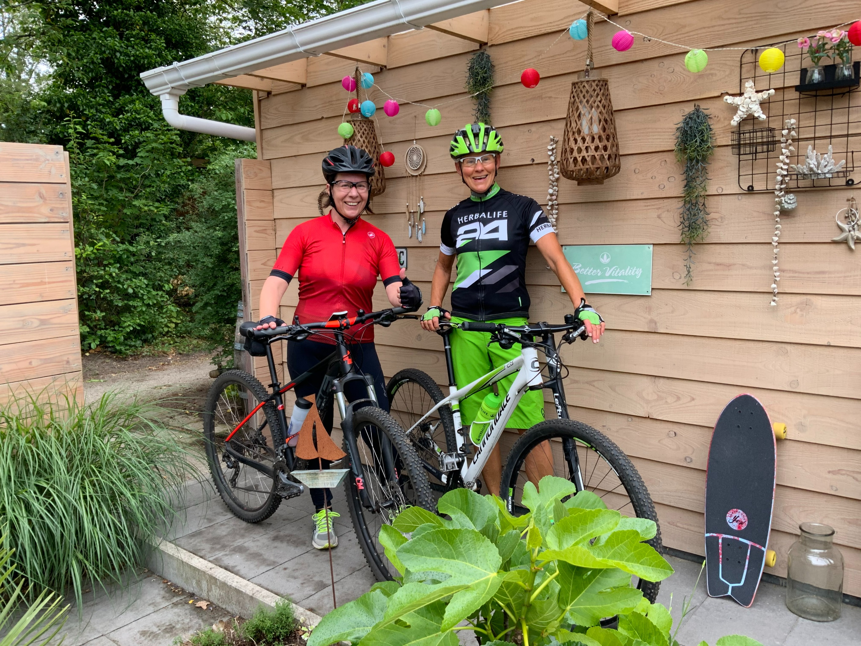 Dinie Krijt en Dragana Lucasna een mountainbine tour