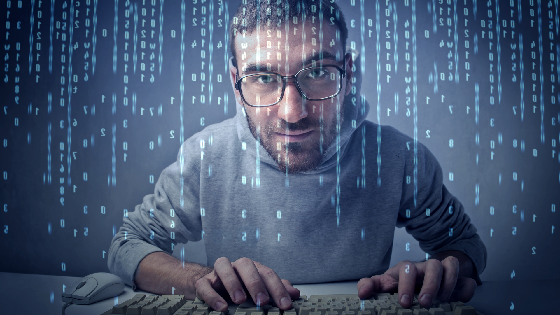 Transformación mental digital: profesional reflexivo con código superpuesto mostrando la dualidad entre mentalidad analógica y digital