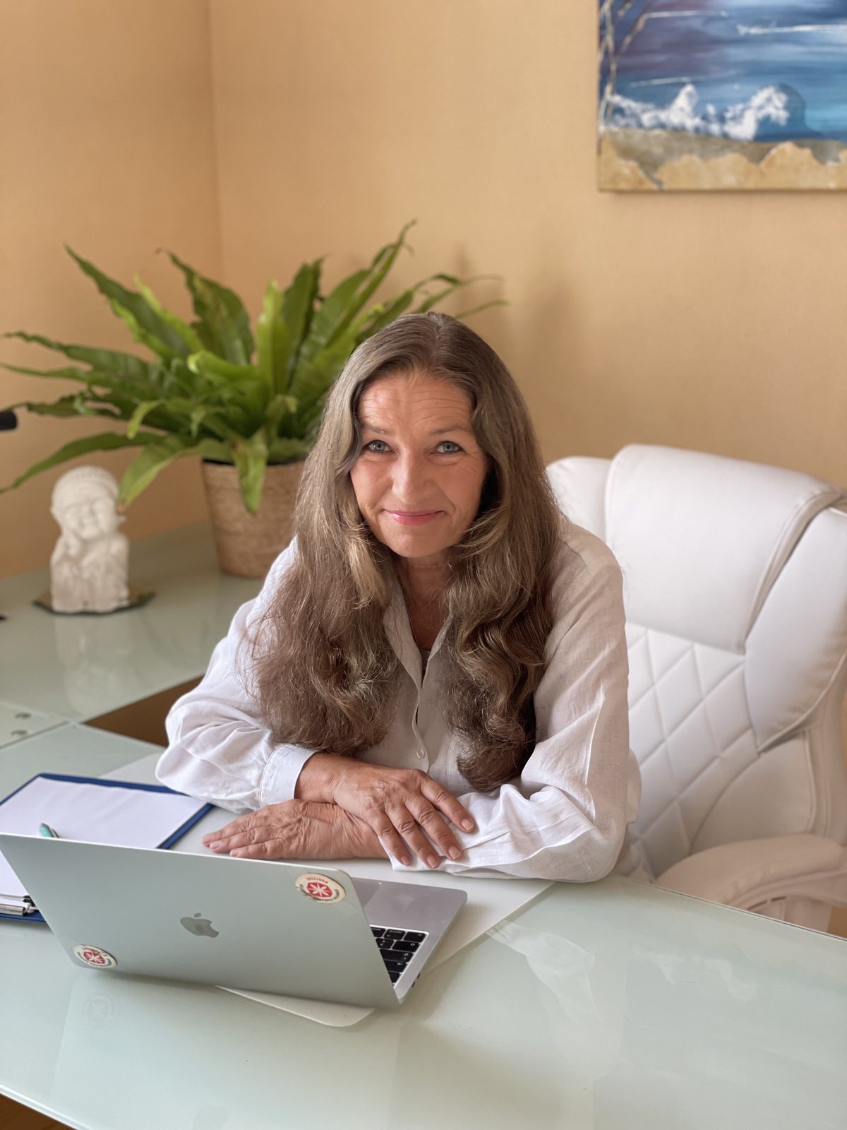 Jeanette Roth am Schreibtisch in ihrer Praxis
