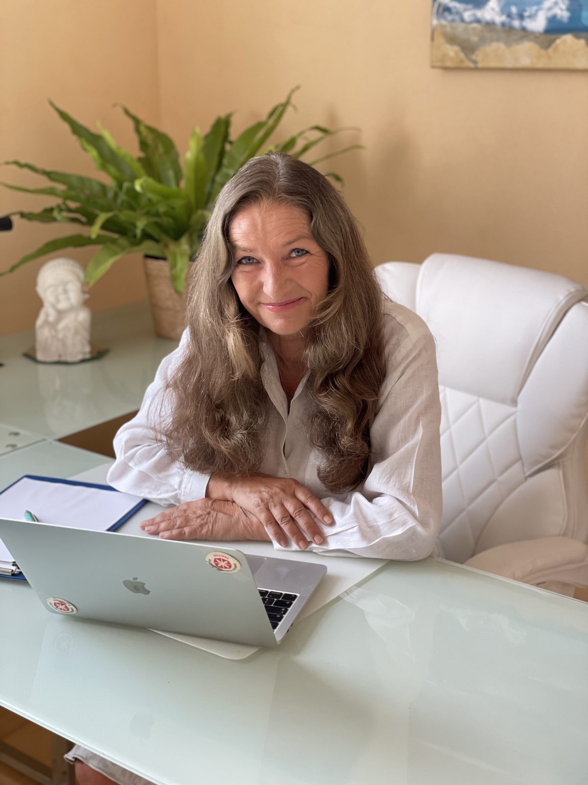 Jeanette Roth in ihrer Praxis