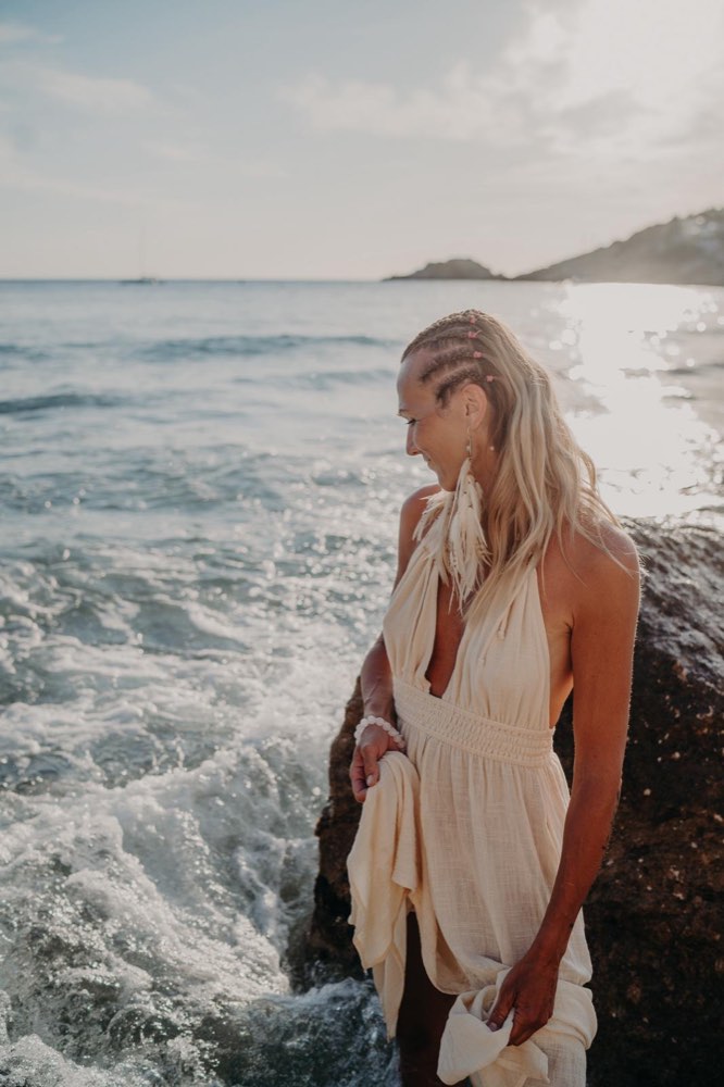 Ivana Dolinská na pobreží Tenerife
